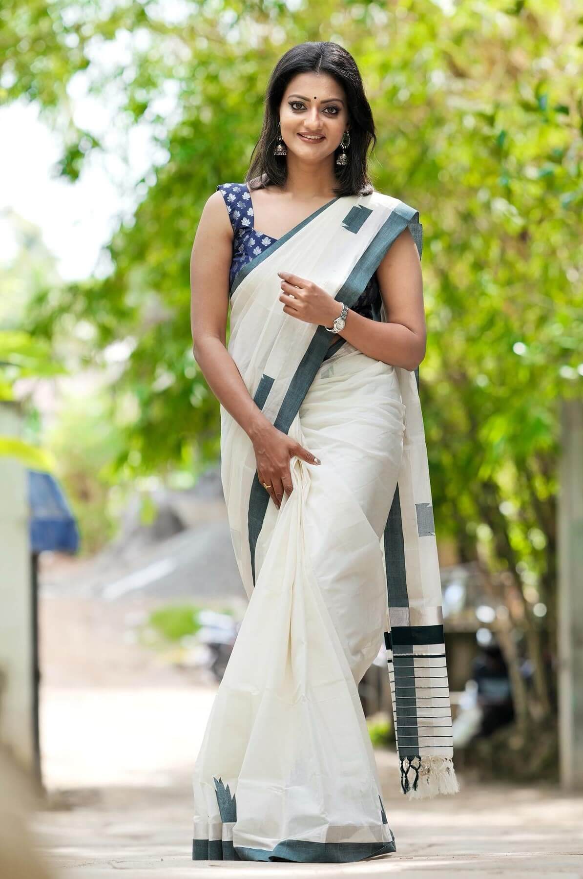 Priyanka Nair In White & Grey Cotton Saree With Blue Printed Sleeveless Blouse