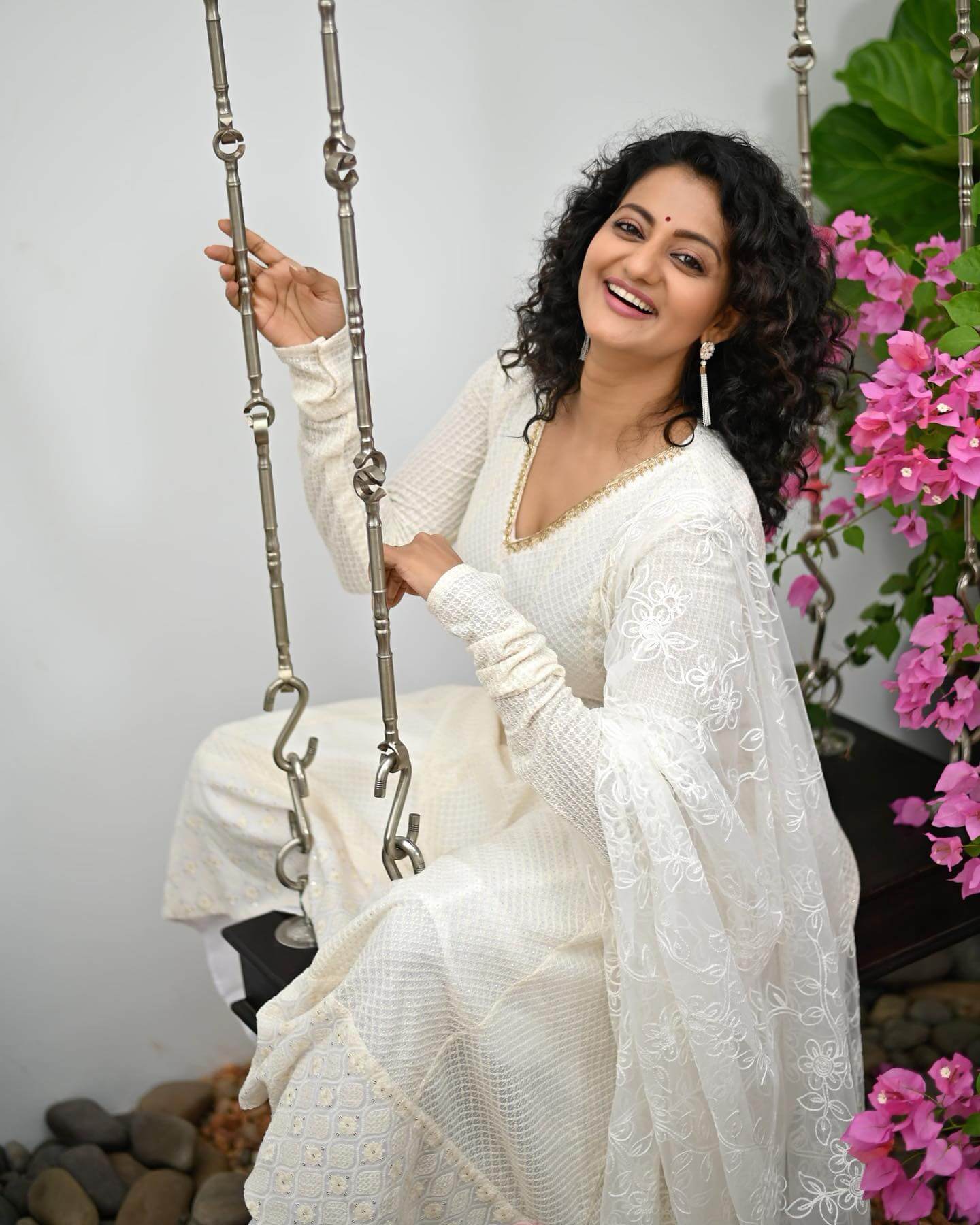 Priyanka Nair Simple & Sweet Look In White Embroidered V-Neckline Full Sleeves Kurta Set