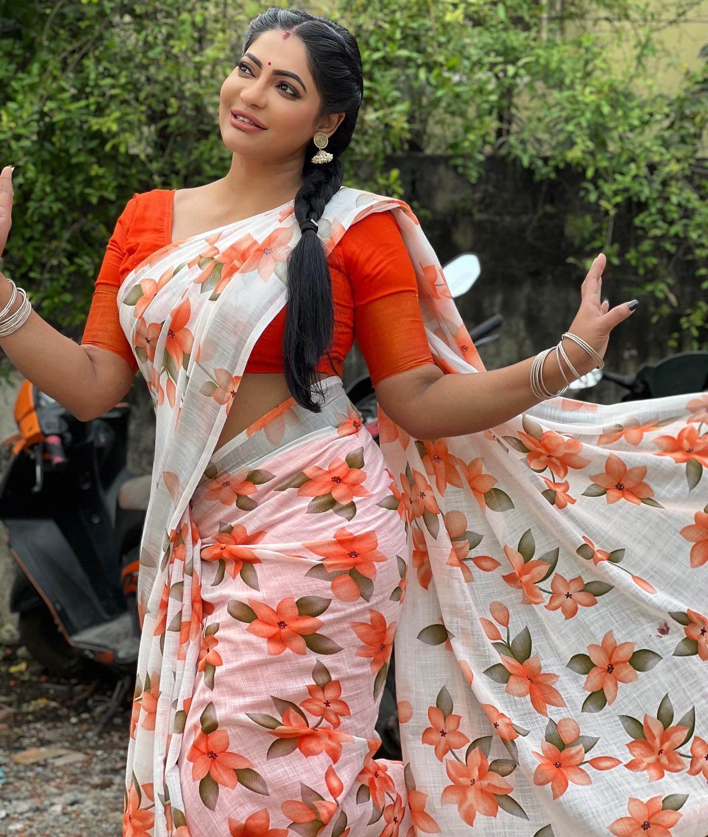 Reshma Pasupuleti Look Simple Yet Beautiful In a White & Orange Floral Printed Saree