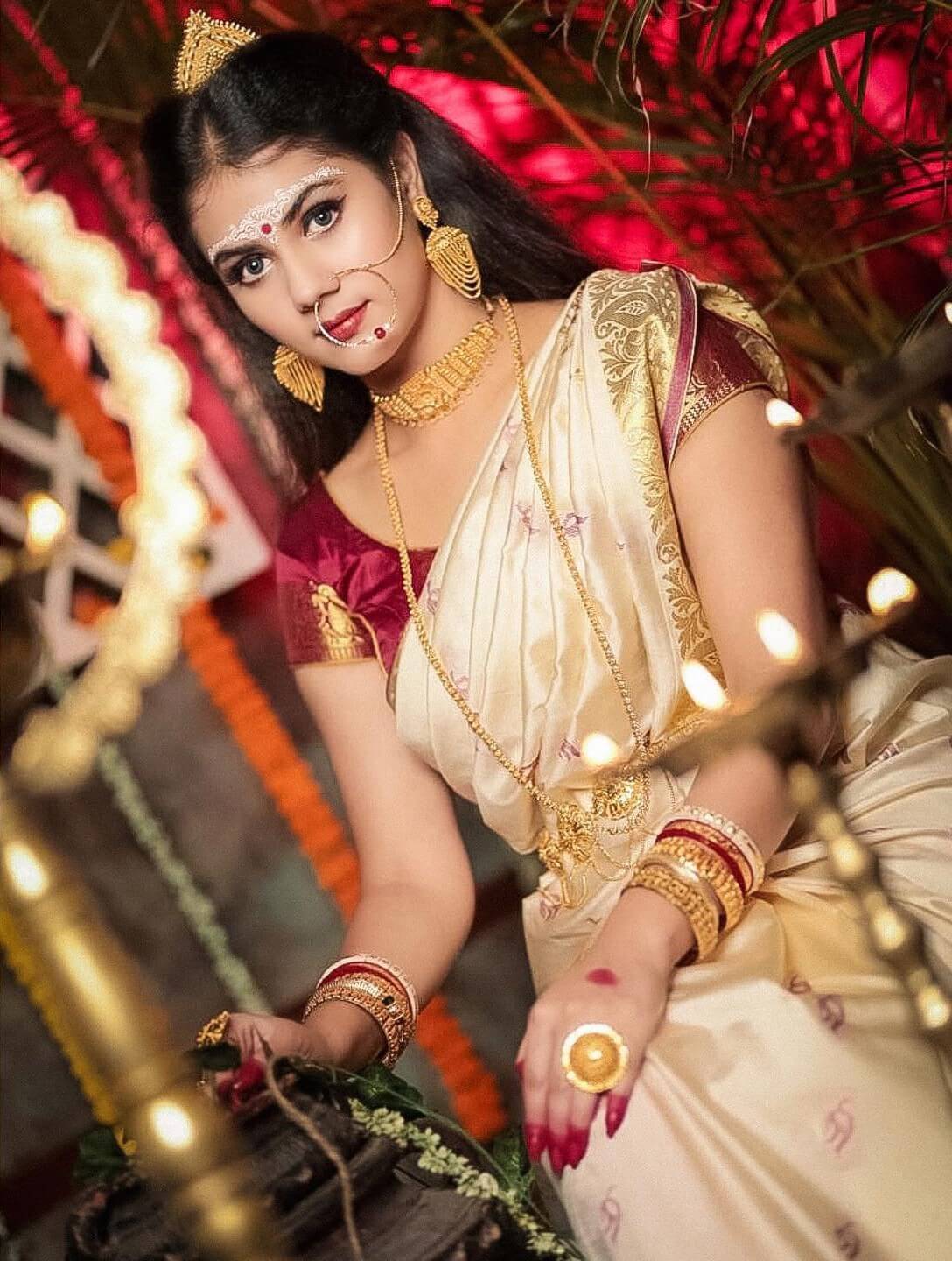 Rittika Sen In Traditional Bengali Bridal Look Wearing Off White Golden Print Border & Maroon Blouse Paired With Bridal Gold Jewellery