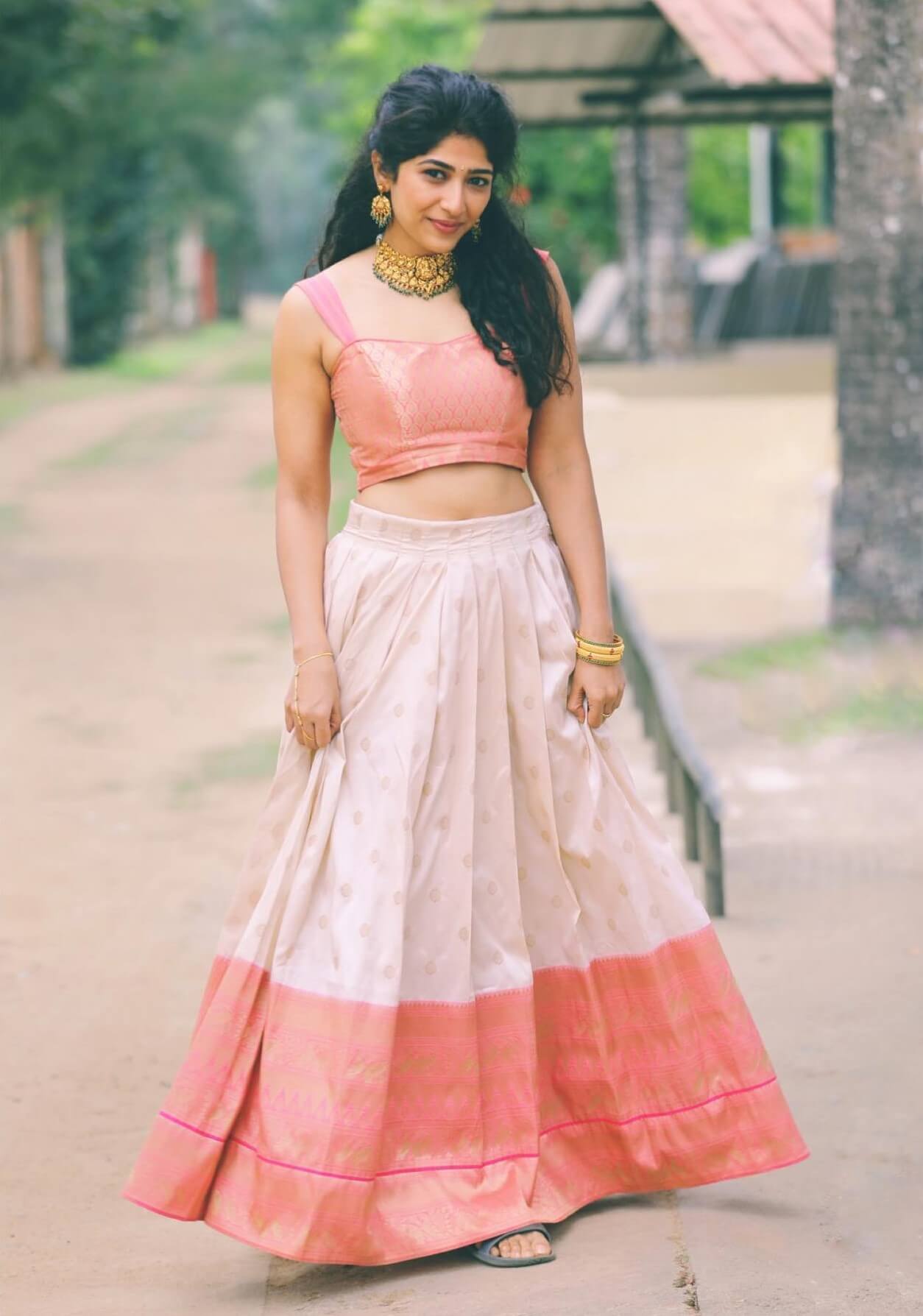 Roshni Prakash Festive Look In Pink Sleeveless Silk Blouse With Off White Silk Skirt Paired With Beautiful Gold Choker Necklace