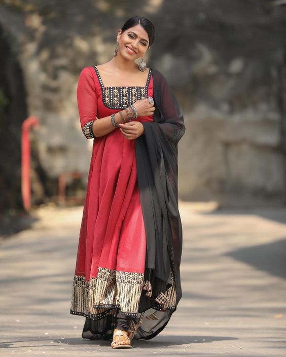 Sai Dhanshika In Red & Black Kurta Set With Sleek Hairstyle