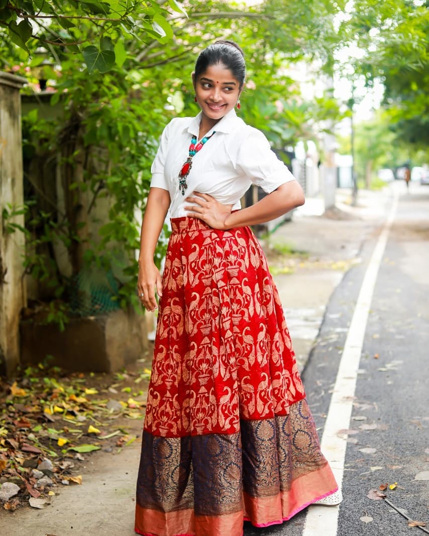 Sheela Rajkumar Casaul Indo- Western Look In White Shirt With Printed Red Silk Skirt