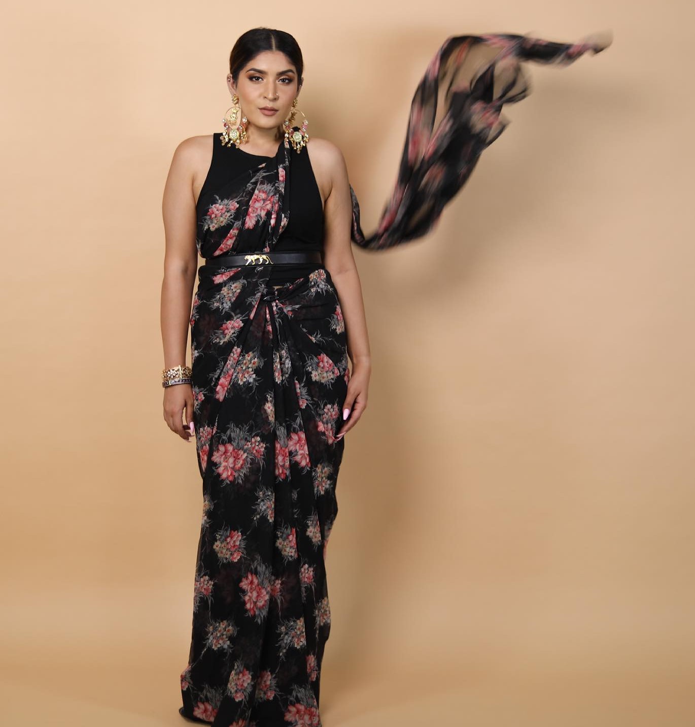 Shreya Jain Slaying THe Saree Look In Black Floral Printed Saree Styled With Sabyasachi Authentic Waist Belt Exclusive Outfits & Looks