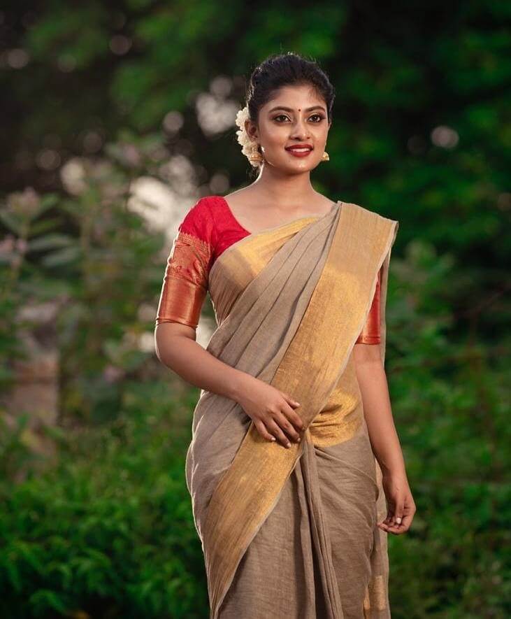South Actress Ammu Abhirami  In a Beige & Golden Cotton Blend Saree With Red Blouse