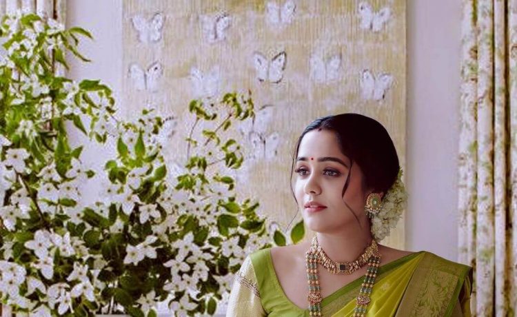 South Actress Ayilya Nair In Sheen Green Silk Saree With South Antique Gold Jewellery Set