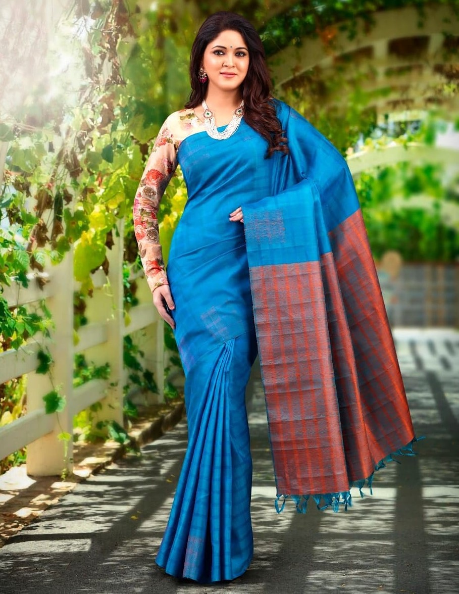 South Actress Parvathi Nirban In Blue Saree With Full Sleeves Floral Printed Blouse Paired With Chic Pearl Necklace