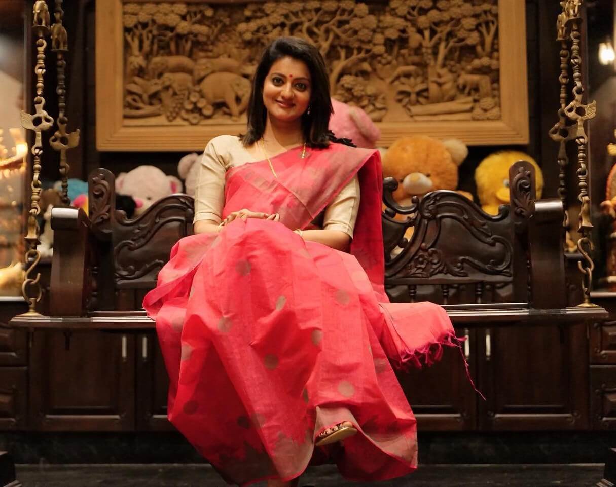 South Actress Priyanka Nair In Pink Saree With Beige Half Sleeves Blouse Festive & Traditional Outfits Look Inspo
