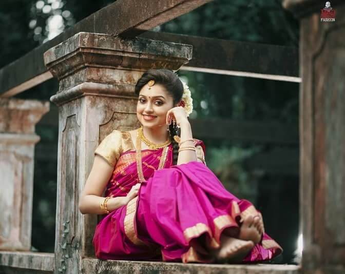 South Actress Sija Rose In Traditional South Attire Wearing Magenta Saree With Golden Blouse & We Can't Ignore These Beautiful Gold Bridal Jewellery