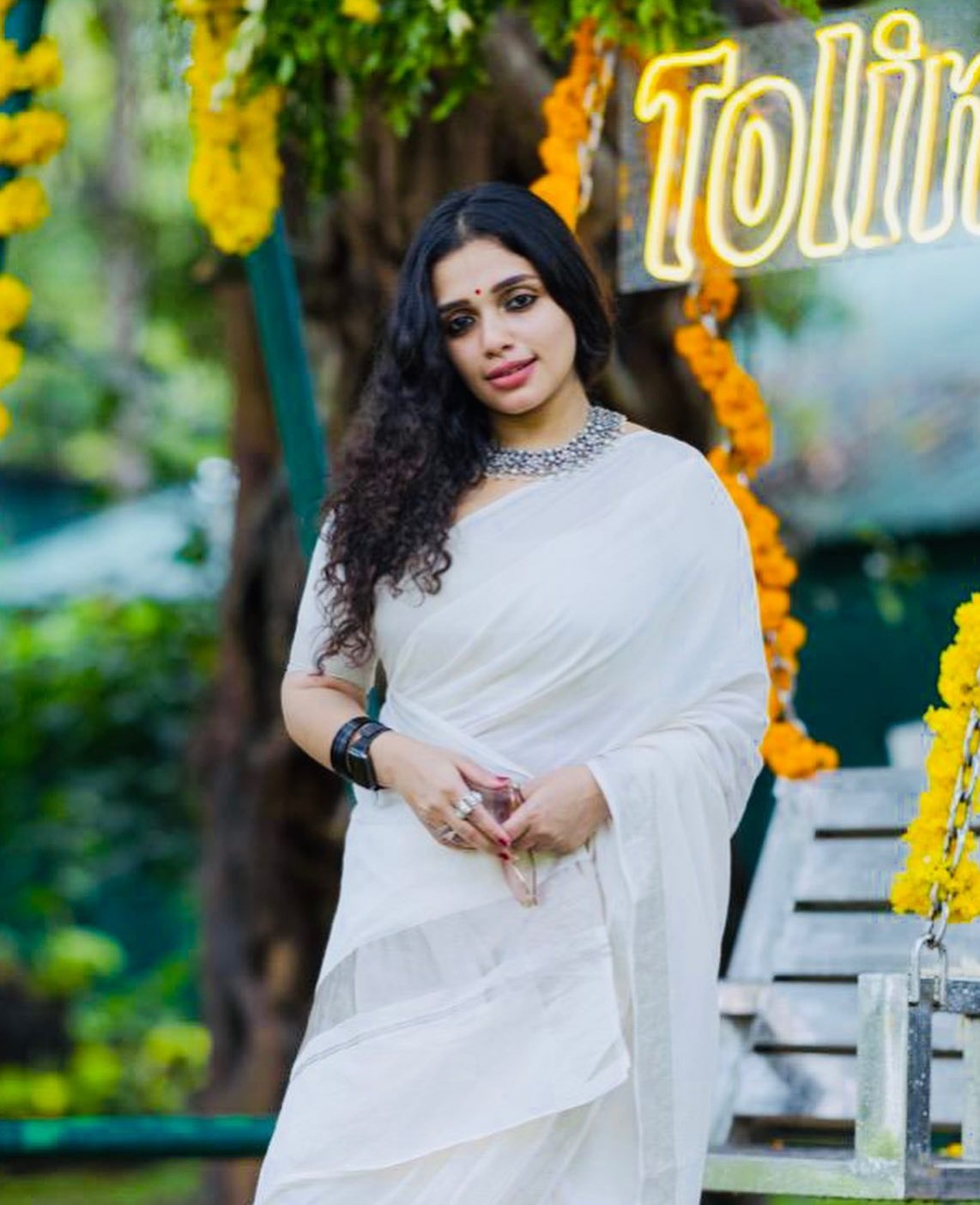 South Beauty Ann Augustine In Solid White Saree Fashion Looks With Beautiful Kundan Neckpiece