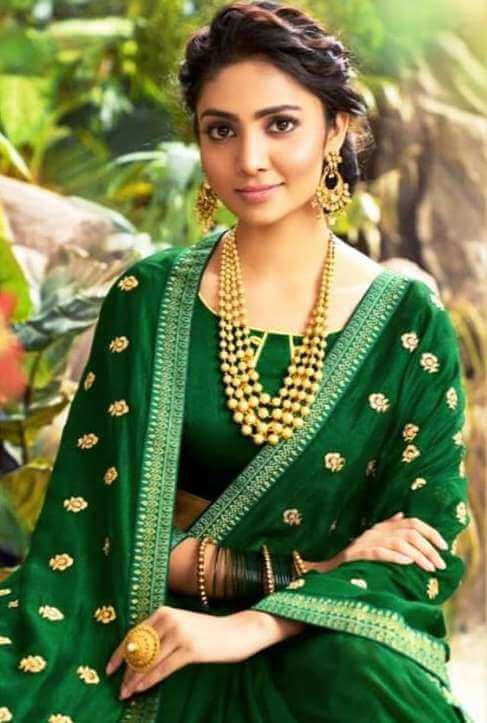 Swathi Muppala Mesmerizing Look In Green Embroidered Saree With Heavy Gold Jewellery Trendy Outfits & Looks