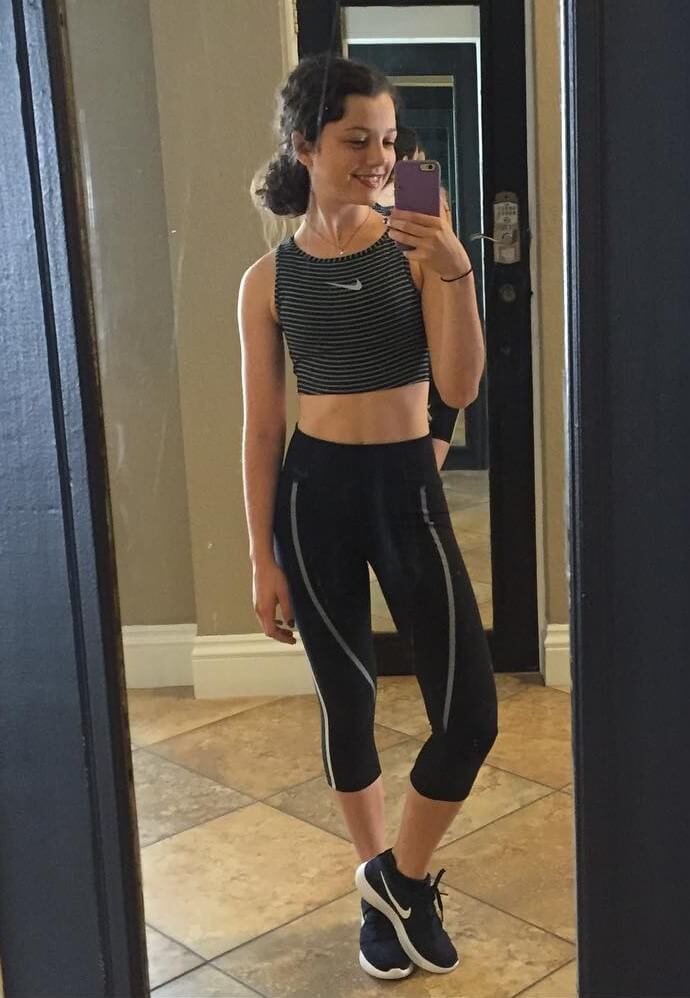 Achieving Fitness Goals in Style: A Look at This Stunning Gym Outfit - Stefania Lavie Owen