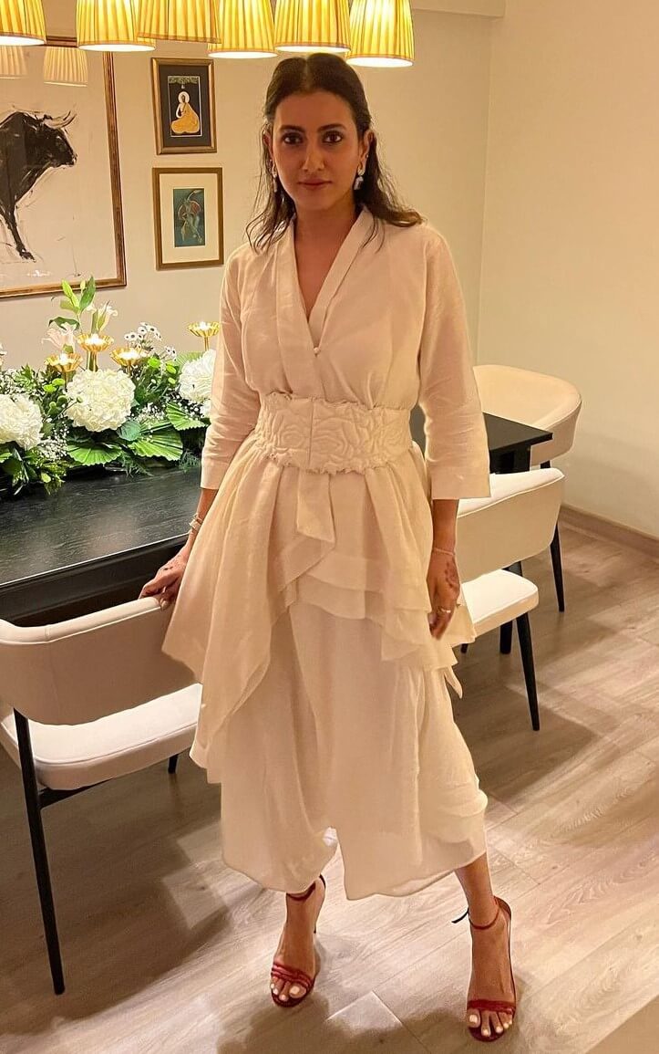 Additi Gupta Elegant Look In White Layered Dress