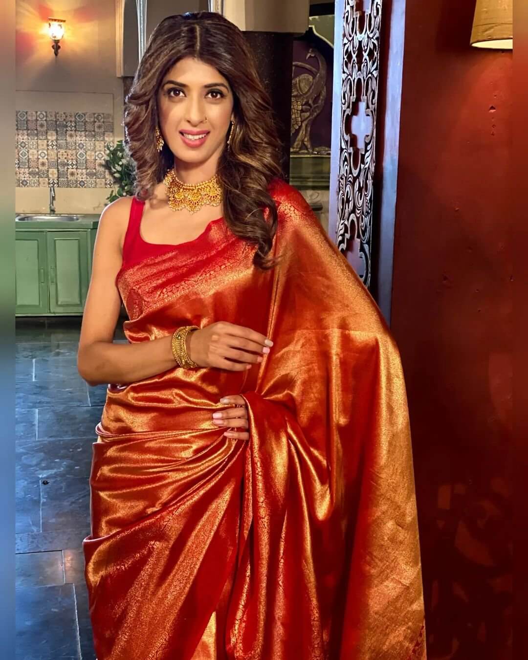 Aishwarya Sakhuja Look Beautiful In Red Banarasi Silk Saree Perfect Festive Wear