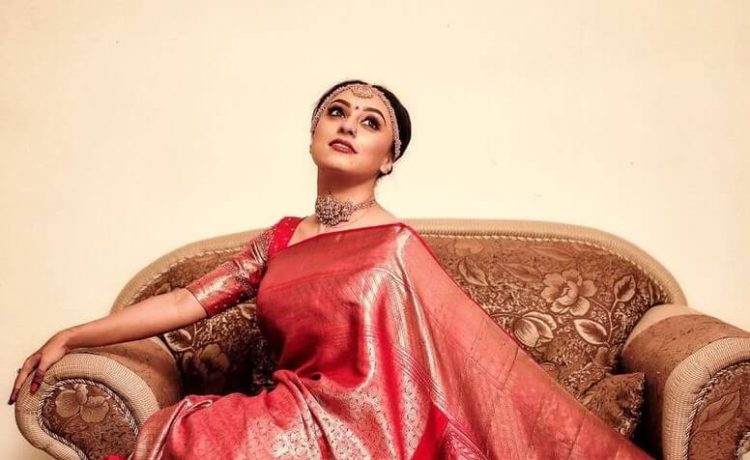 Beautiful Pearle Maaney Choose To Wear Milan Design Customized Chilli Red Kanjivaram  Saree With There Picture Handwoven Onto The Pallu On Her  Big Day