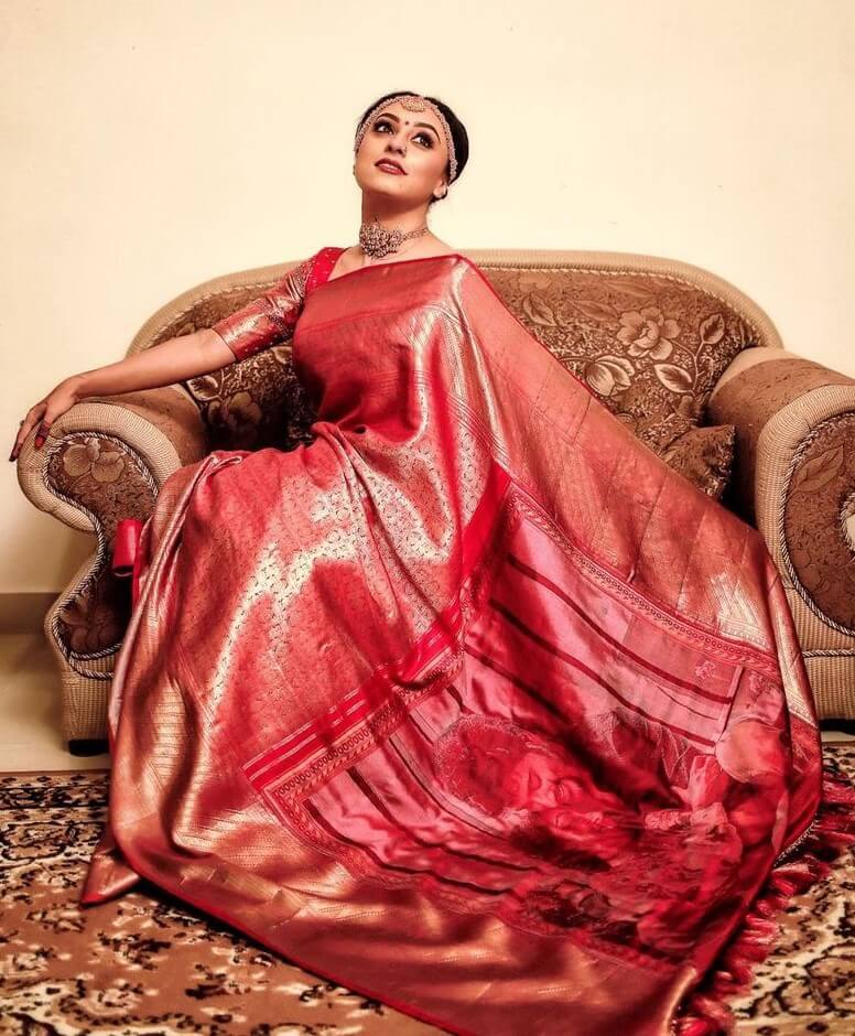 Beautiful Pearle Maaney Choose To Wear Milan Design Customized Chilli Red Kanjivaram  Saree With There Picture Handwoven Onto The Pallu On Her  Big Day