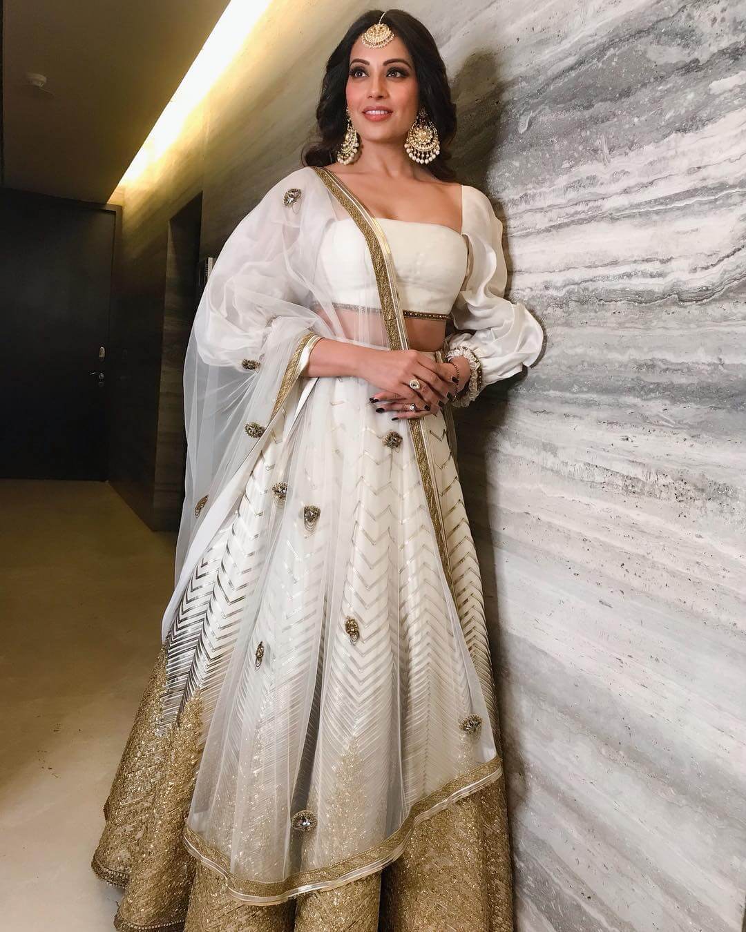 Bipasha Basu Look Mesmerizingly Beautiful In White Embellished Lehenga With Full Puffed Sleeves Blouse Perfect Bridesmaid Look