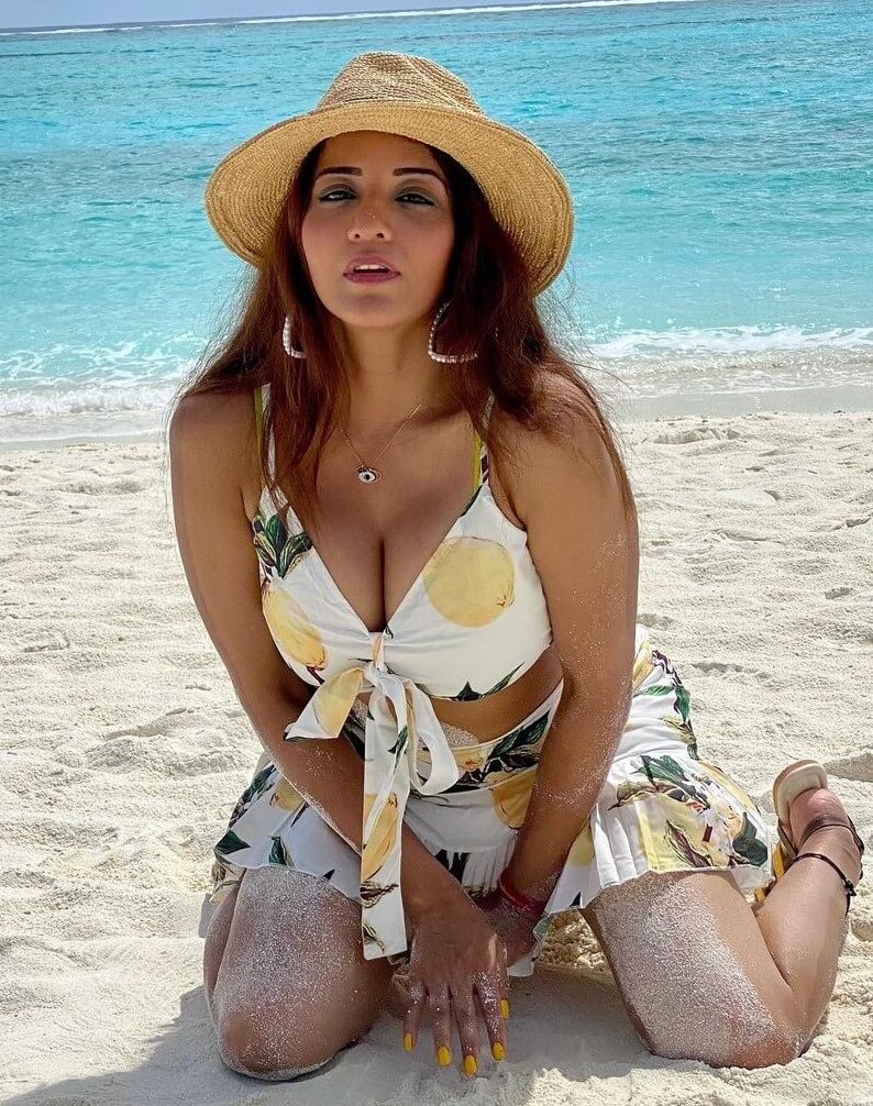Bong Beauty Monalisa Beach Look In Skirt & Crop Top
