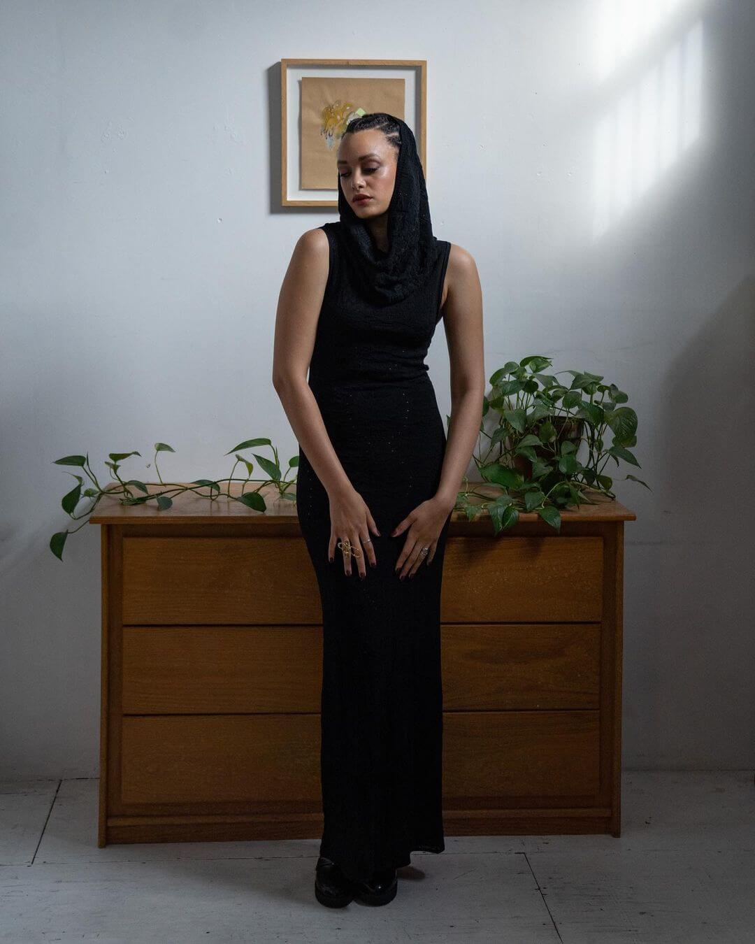 Britne Oldford In Oversized Black Loose Fit Maxi Dress With Cowl Neck