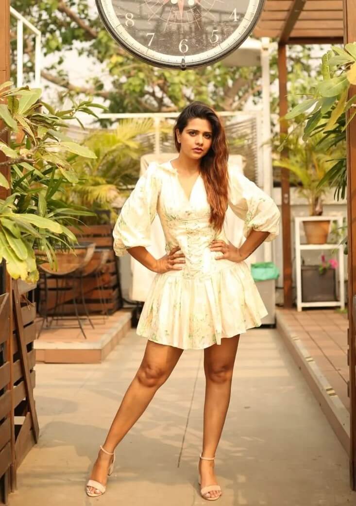 Chic Yet Sexy Look Of Dalljiet In Off White Short Dress