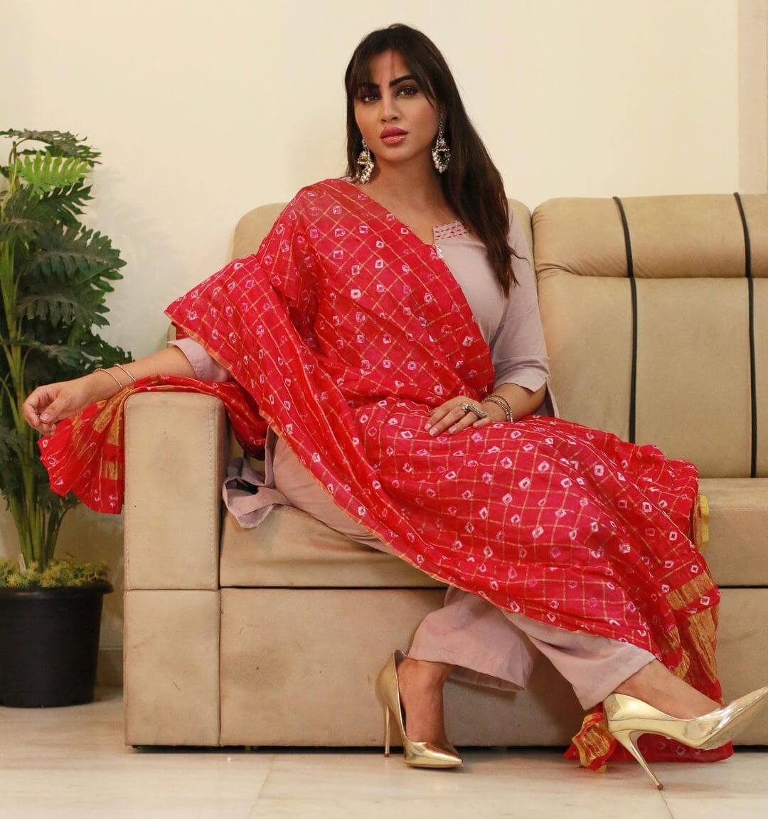 Desi Girl Arshi Khan In Beige Kurta Set With Red Bandhani Print Dupatta