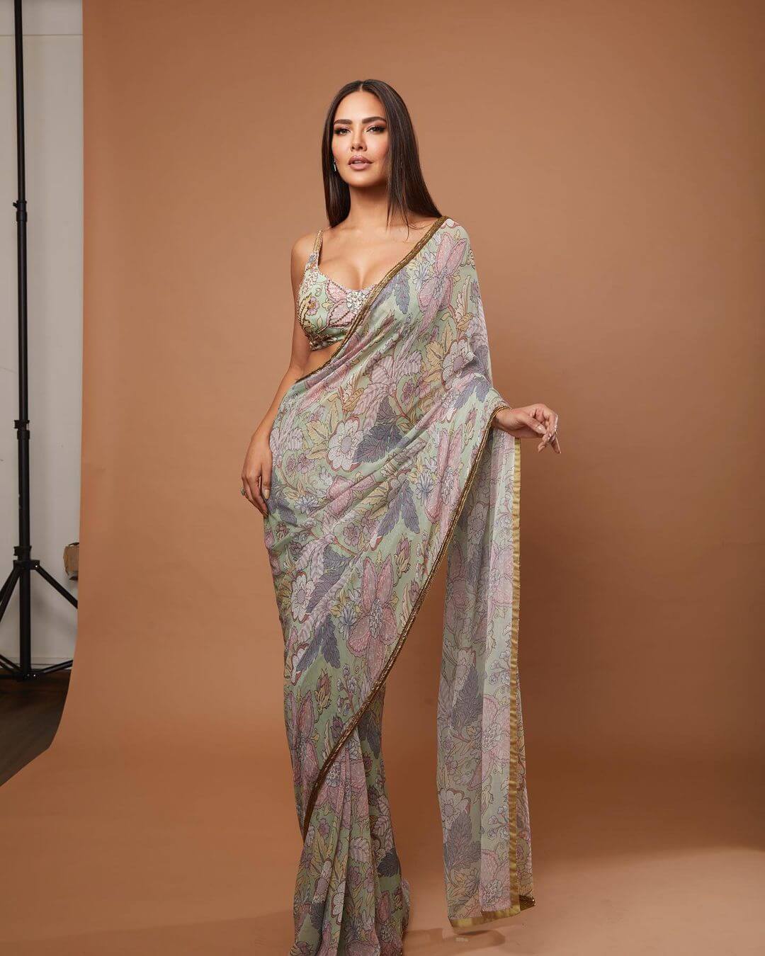 Esha Gupta's Simple and Elegant Saree Look