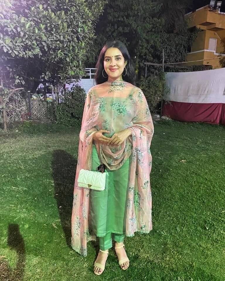 Fabulous  Utsavi In Simple Yet Elegant Green Kurta Set With Floral Printed Blouse