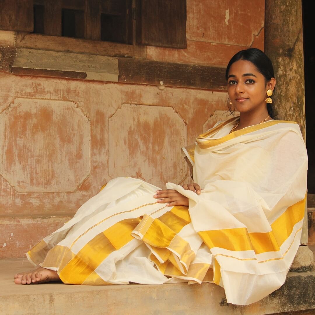 Gulmohar Fame Santhy Drapped In White Traditional Kasavu Saree