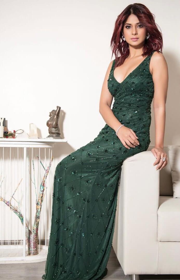 Jennifer Winget Look Stunningly Gorgeous In Green Embellished Body Hugging Gown