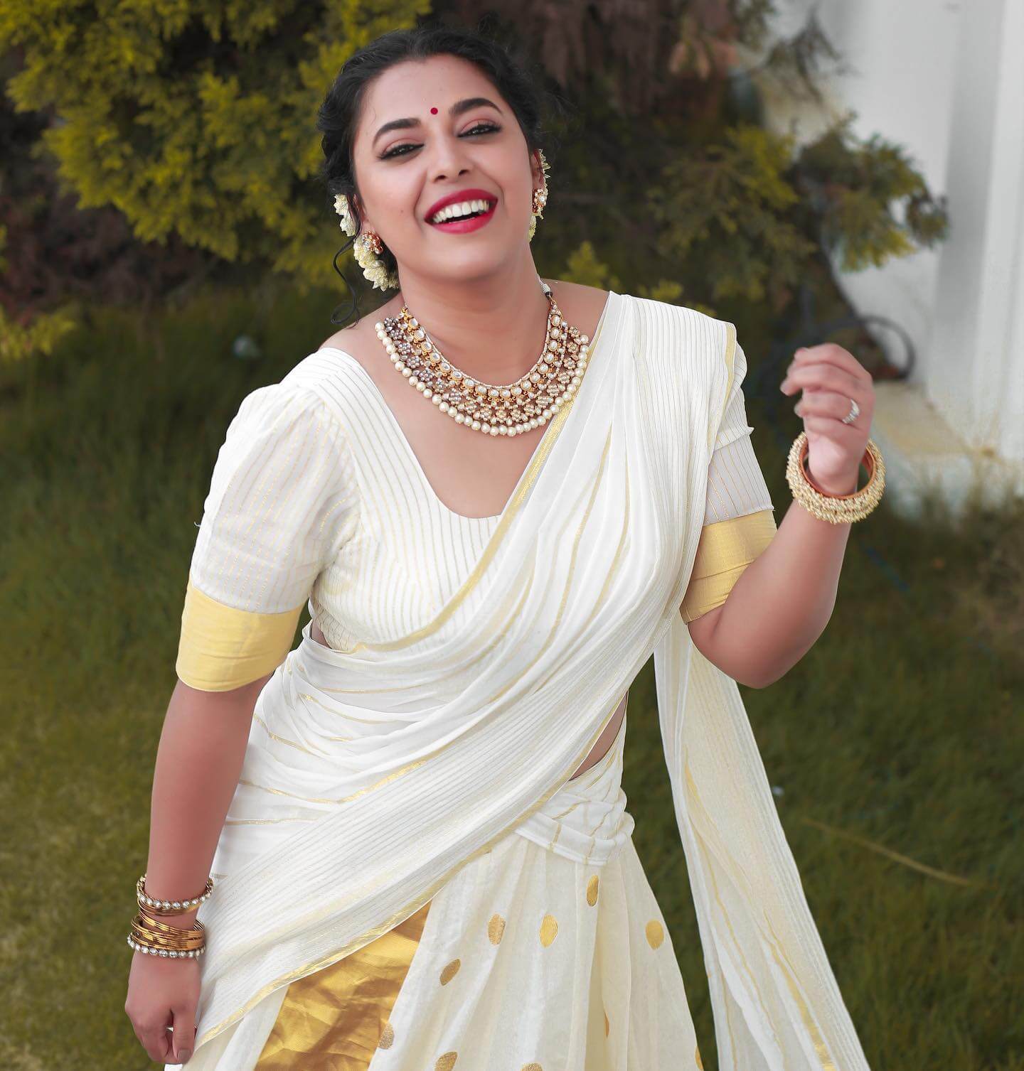 Jewel Mary In Traditional South Indian White Saree Lehenga Look