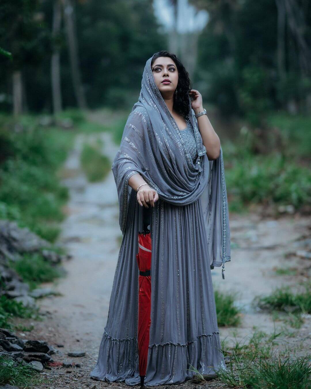 Jewel Mary Royal & Regal Look In Grey Gown