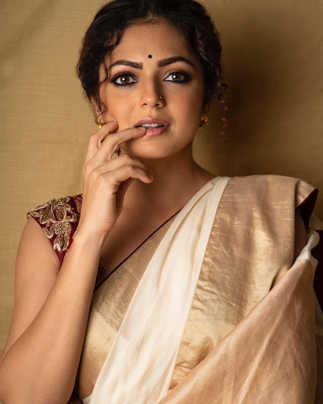 Madhubala Fame Drashti Dhami Sophisticated Off-White Saree Look