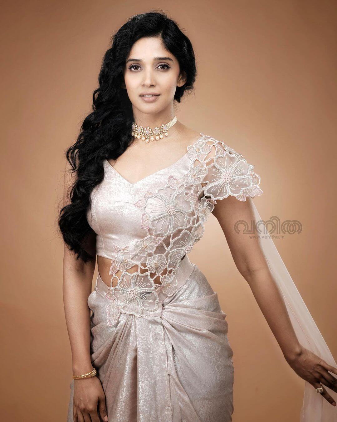 Nyla Usha Dapped In Ivory Ready To Wear Saree With Floral Pallu