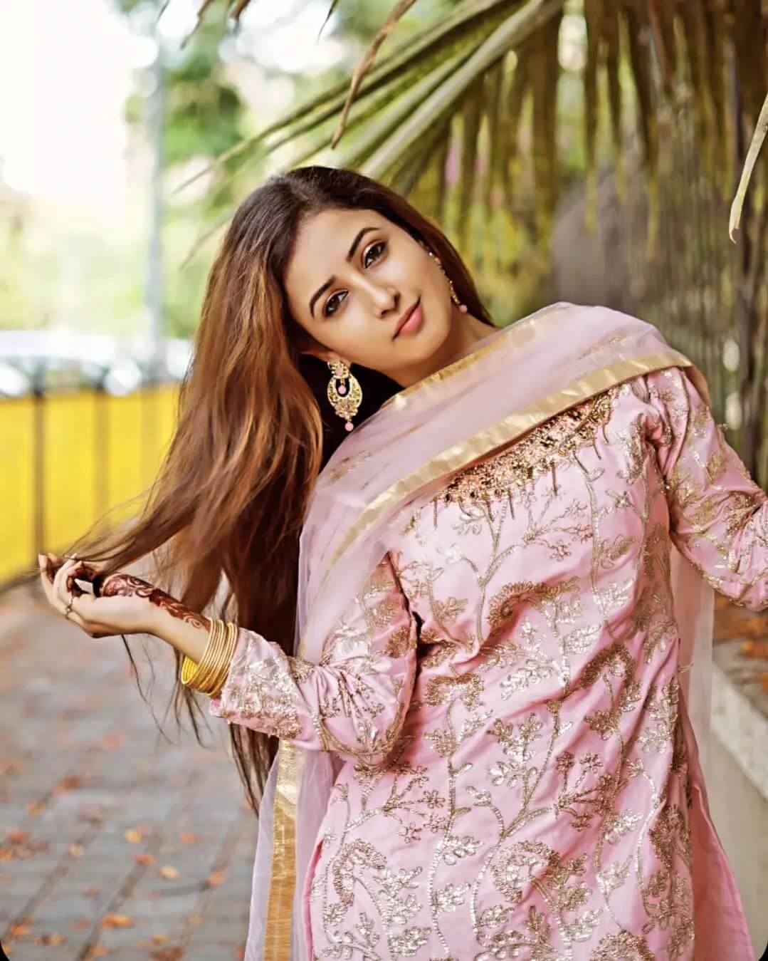 Sana Amin Sheik Looks Fabulous In Pastel Pink Suit Set