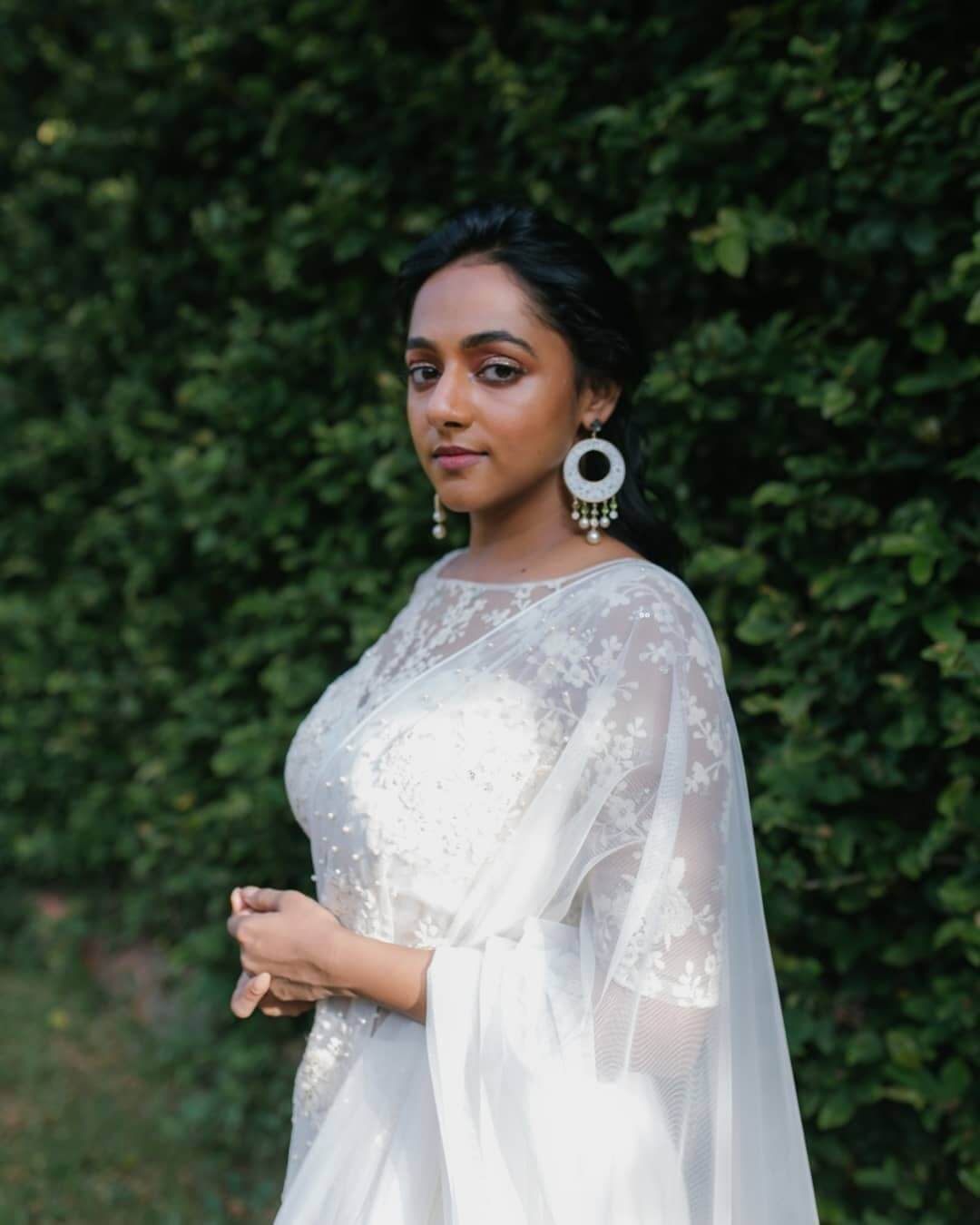 Santhy Balachandran Mesmerizing Look In White Net Saree