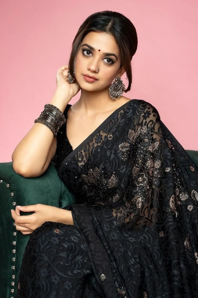 Shruti Sharma Look Classy & Elegant In Black Saree
