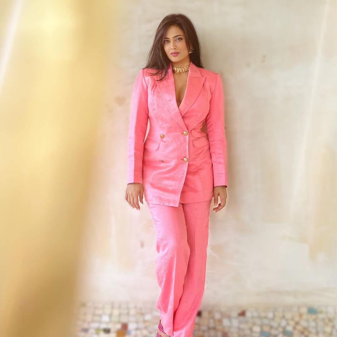Shweta Tiwari Lays Fashion Cues To Paint The Weekend Pink In Chic Blazer & Pants