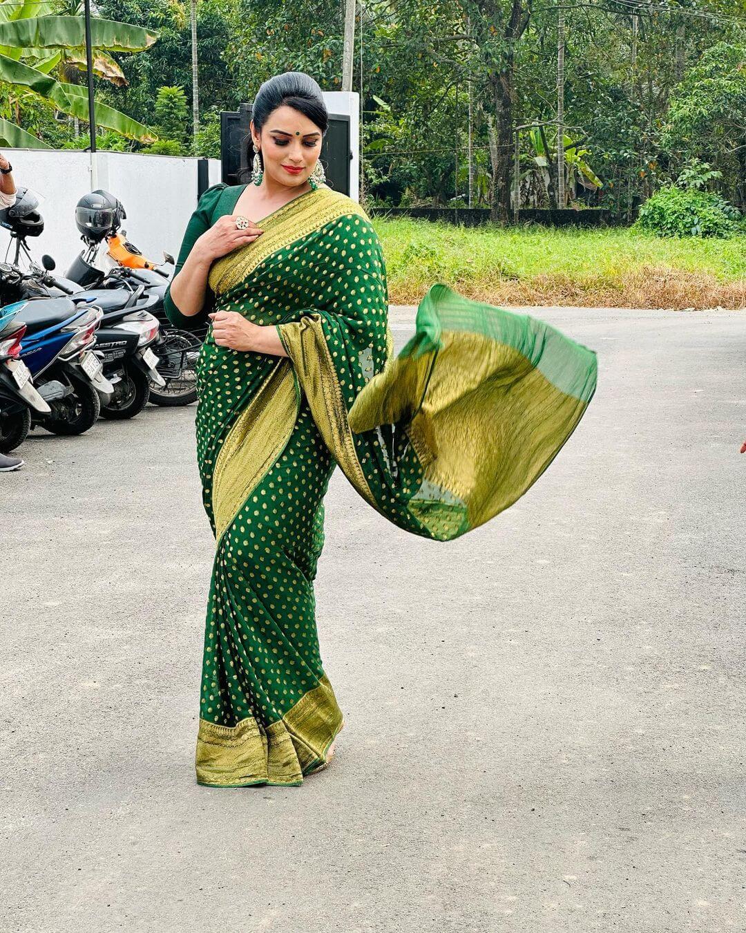 Shwetha Menon Look Drop Dead Gorgeous In Green Silk Zari Woven Saree