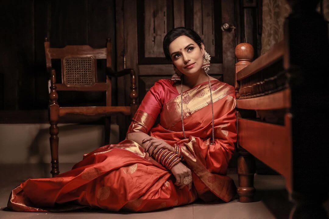 Shwetha Menon Mesmerizing Look In Orange Silk Saree Looks Divine