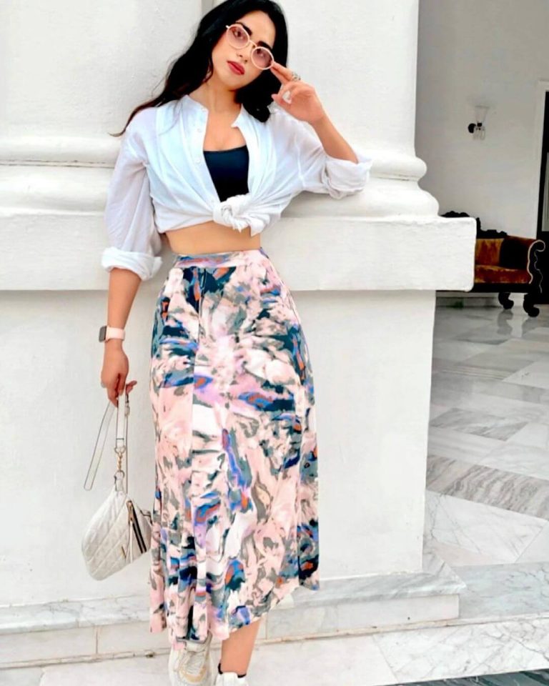 Soundarya Sharma Striking Outfits And Looks - K4 Fashion
