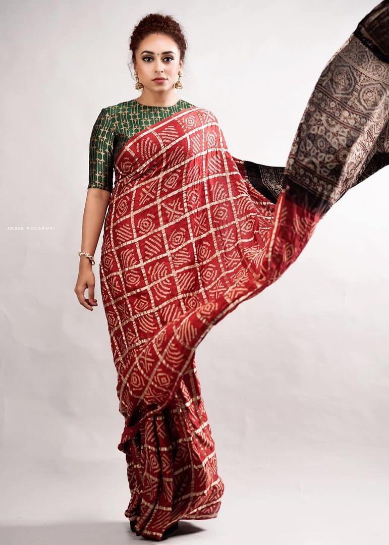South Actress Pearle Maaney In Red Bandhani Print Saree Paired With Green Printed Blouse