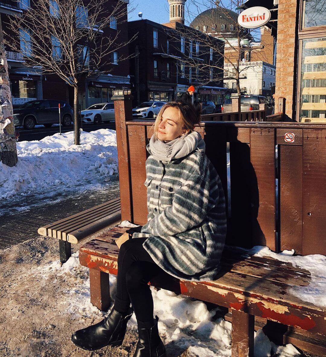 Stylish Winter Look: Baggy Sweat Coat and Black Boots - Ludivine Reding