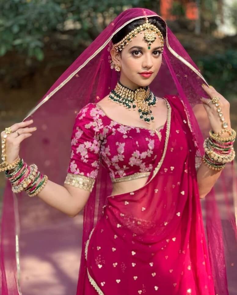 TV Actress Shruti Sharma Sanskari Bahu Look In Deep Pink Lehenga