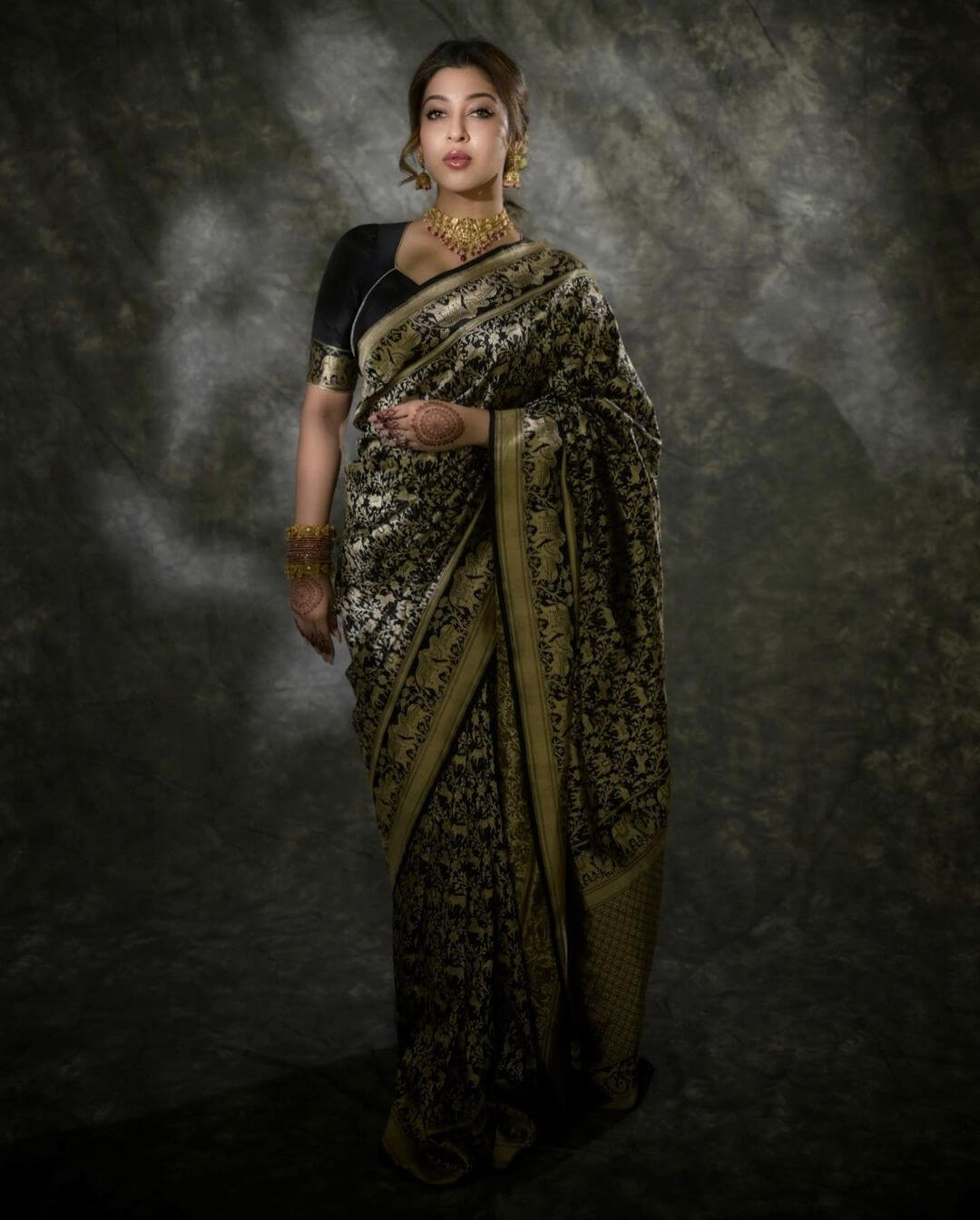 TV Actress Sonarika  Bhadoria In Traditional Bhartiya Nari Look In Banarasi Saree With Heavy Gold Jewellery