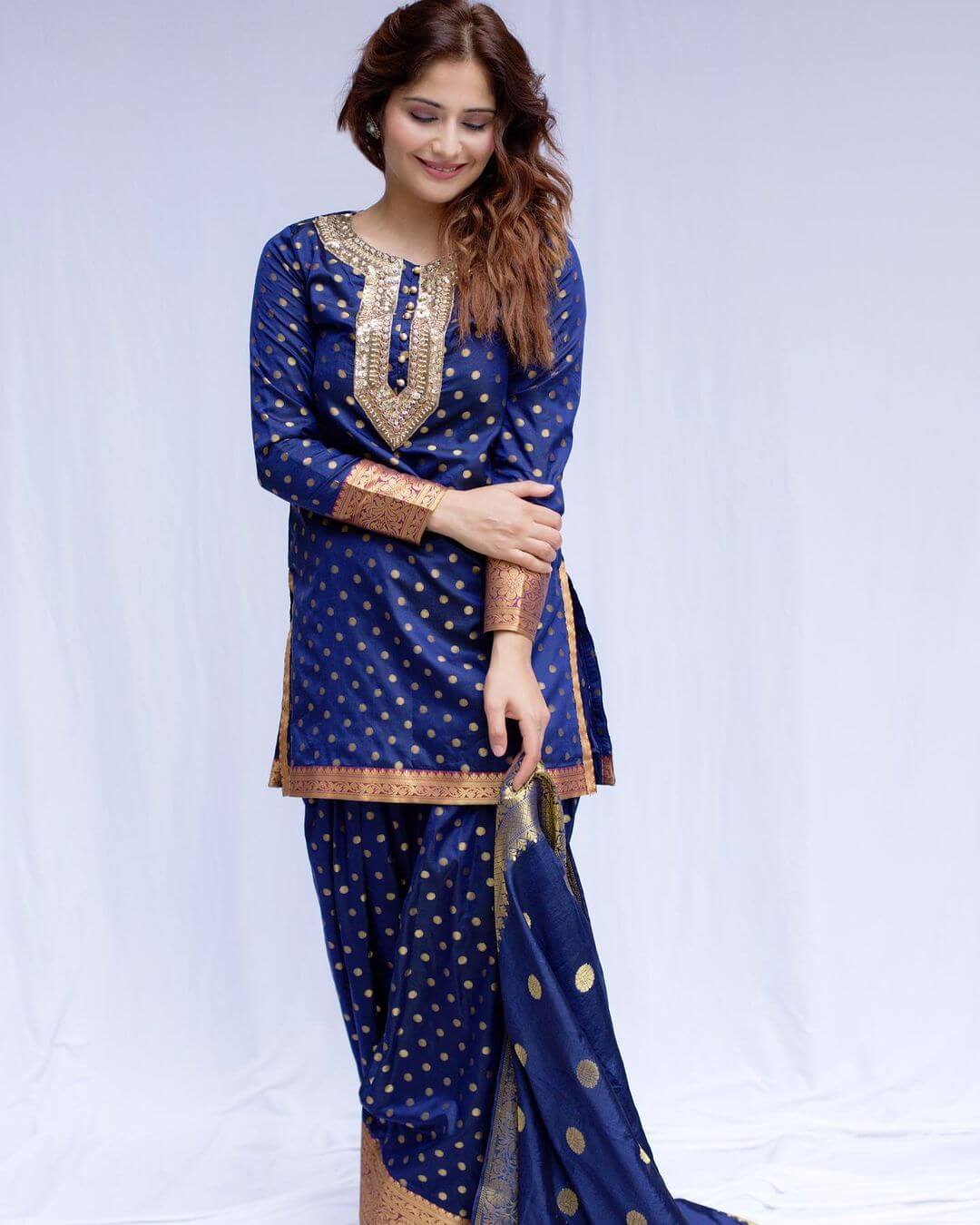 Waris Fame Arti Singh In Navy Blue Silk Zari Woven Kurta Set Perfect Festive Look