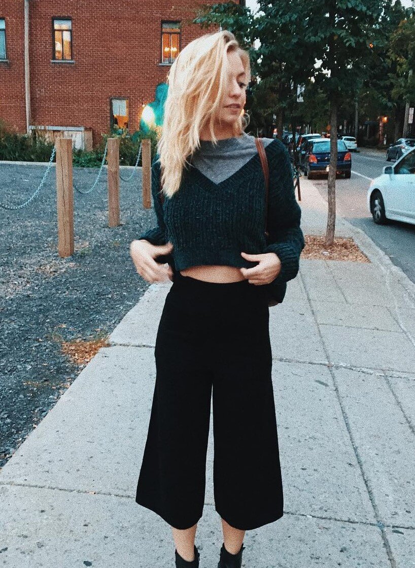 Winter Chic: Green Crop Top and Black Baggy Pants - Ludivine Reding