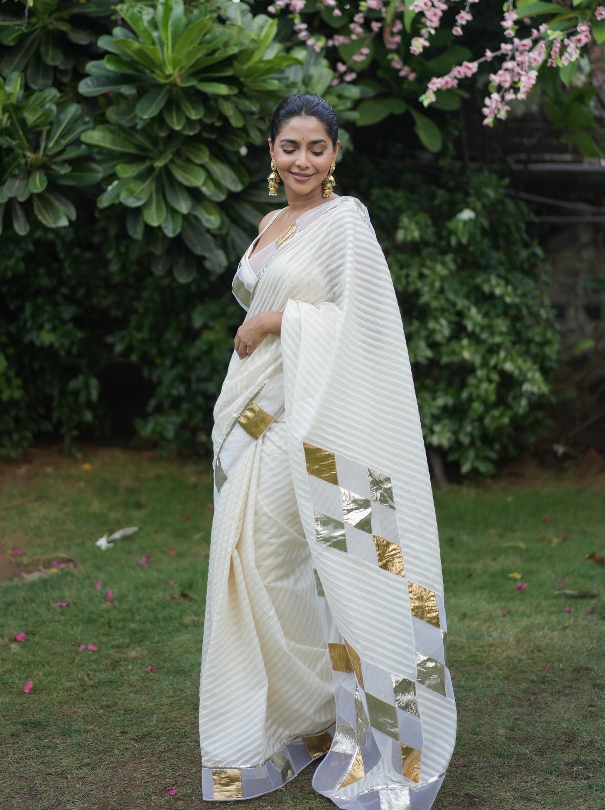 Aishwarya Lekshmi In White Gold & Silver Pleated Saree With Sleeveless Blouse