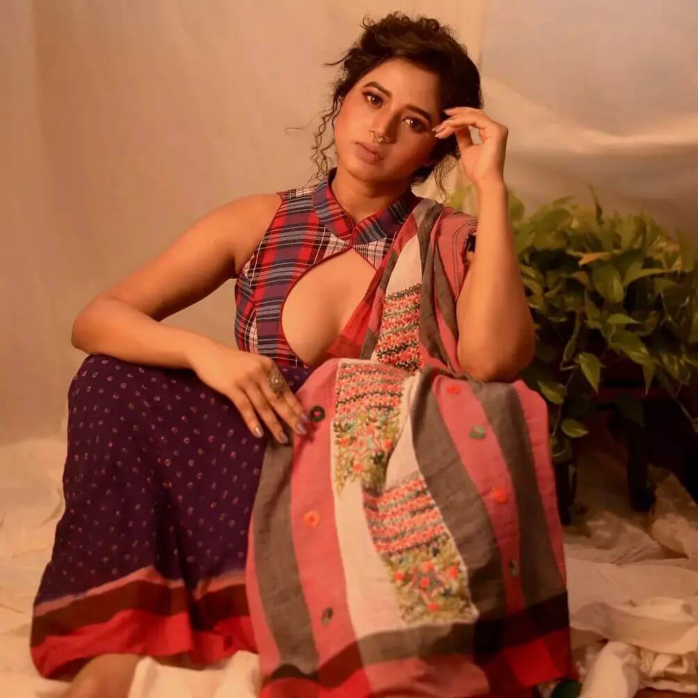 Amrita Halder Boho Look In Printed Saree With Deep Neck Blouse