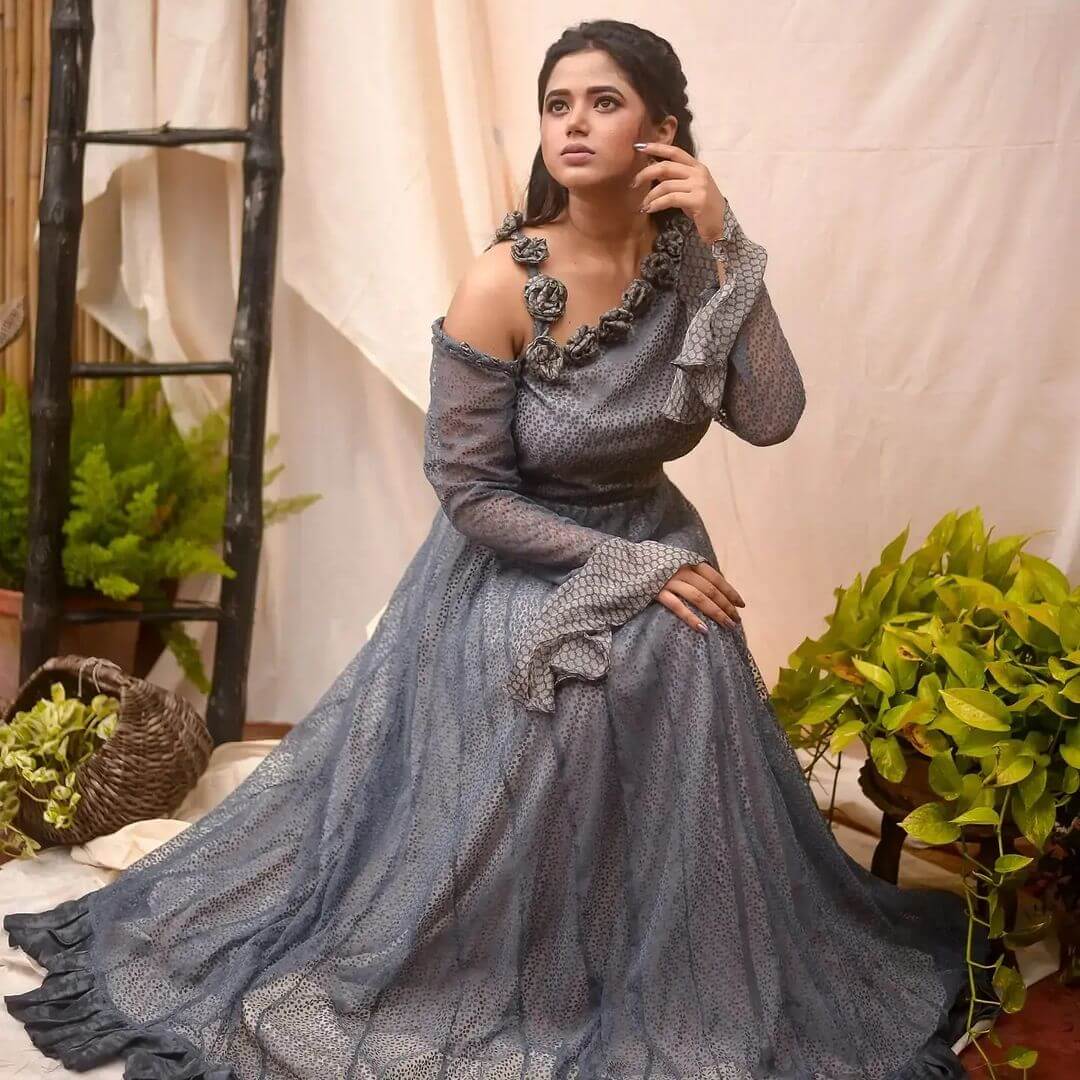 Amrita Halder Look Fabulous In Grey Floral Hem Neckline Gown