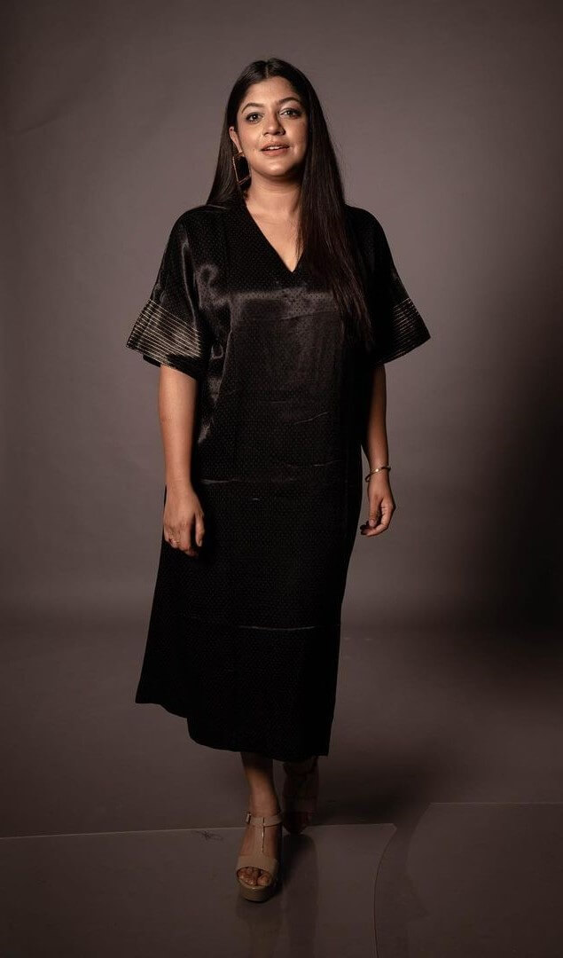 Aparna Balamurali Glossy Look In Black V-Neckline Satin Dress